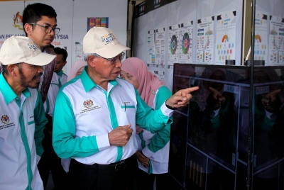 Mustapa (kanan) melawat ruang pameran pada majlis perasmian Karnival Statistik 2022 sempena Majlis Sambutan Hari Statistik Negara 2022 dan Sedekad Institut Latihan Statistik Malaysia (ILSM) di ILSM, Sungkai hari ini. - Foto Bernama