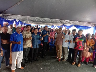  Mohd Salim (enam dari kiri) bersama sebahagian individu yang hadir pada program berkenaan.