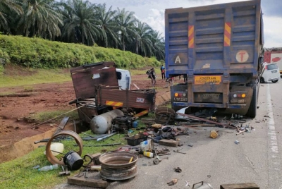 Keadaan lori dan treler yang terbabit kemalangan di Kilometer 246.7 LPT 1, Kuantan-Jabor dekat Gebeng pada Khamis. - Foto JBPM Pahang