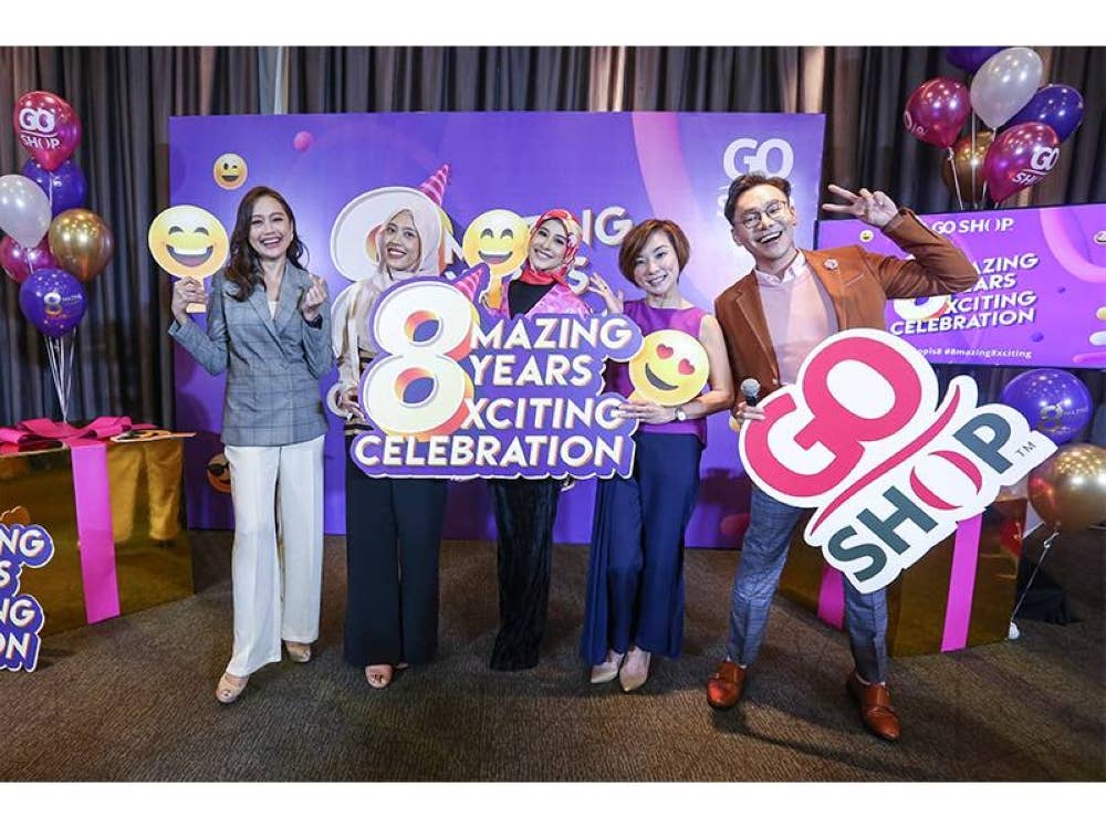 Rancangan ‘Live Party Istimewa’ akan menampilkan selebriti tempatan dan hos-hos TV Go Shop seperti (dari kiri) Raianna, Chef Izyan Hani, Fouziah Gous, Wong Chui Leng, Tiong Button selain Siti Nurhaliza.