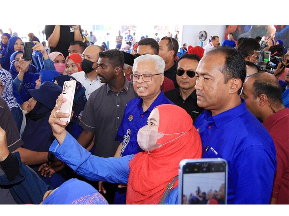 Perdana Menteri, Datuk Seri Ismail Sabri Yaakob bersama Tengku Zafrul dan Menteri Pembangunan Usahawan dan Koperasi, Tan Sri Noh Omar bergambar bersama tetamu dan pengunjung pada majlis berkenaan.