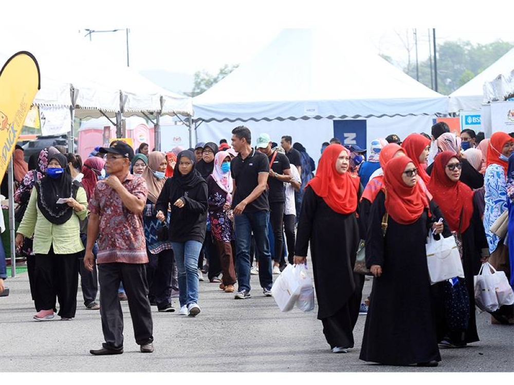 Ribuan pengunjung yang datang di Karnival Usahawan dan Koperasi Keluarga Malaysia Negeri Selangor yang diadakan di Dataran Eco Grandeur, Puncak Alam.