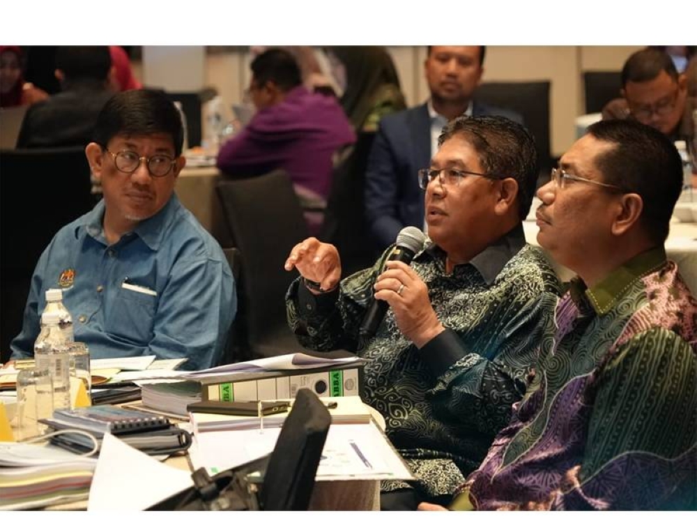 Ketua Setiausaha KPT, Datuk Seri Abdul Razak Jaafar mengutarakan pandangan semasa Seminar Perancangan Strategik Kajian Separuh Penggal KPT (SPS KPS KPT) 2022, di sini, semalam.