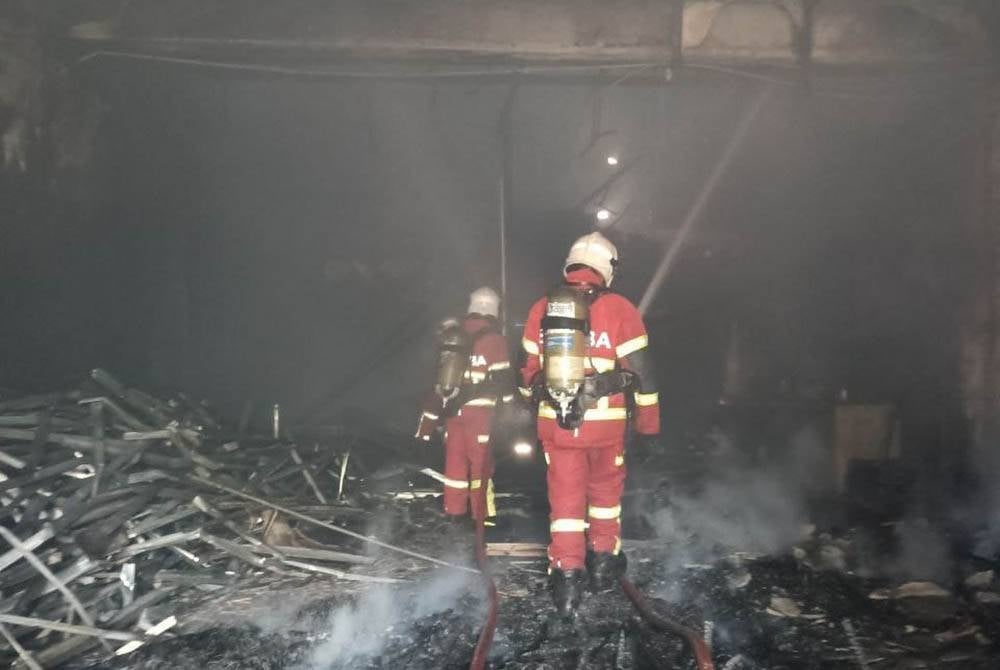 Keadaan kafe setelah api berjaya dipadamkan. - Foto Bomba Johor