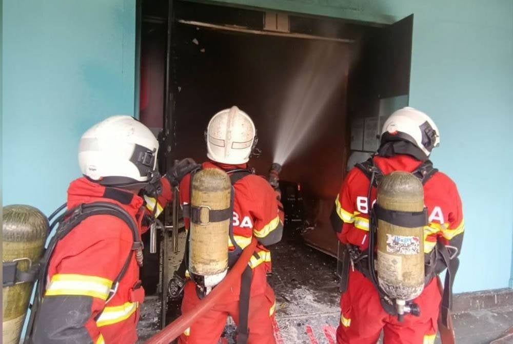 Anggota bomba memadamkan kebakaran di sebuah premis di Taman Tampoi Indah pada Khamis. - Foto Bomba Johor