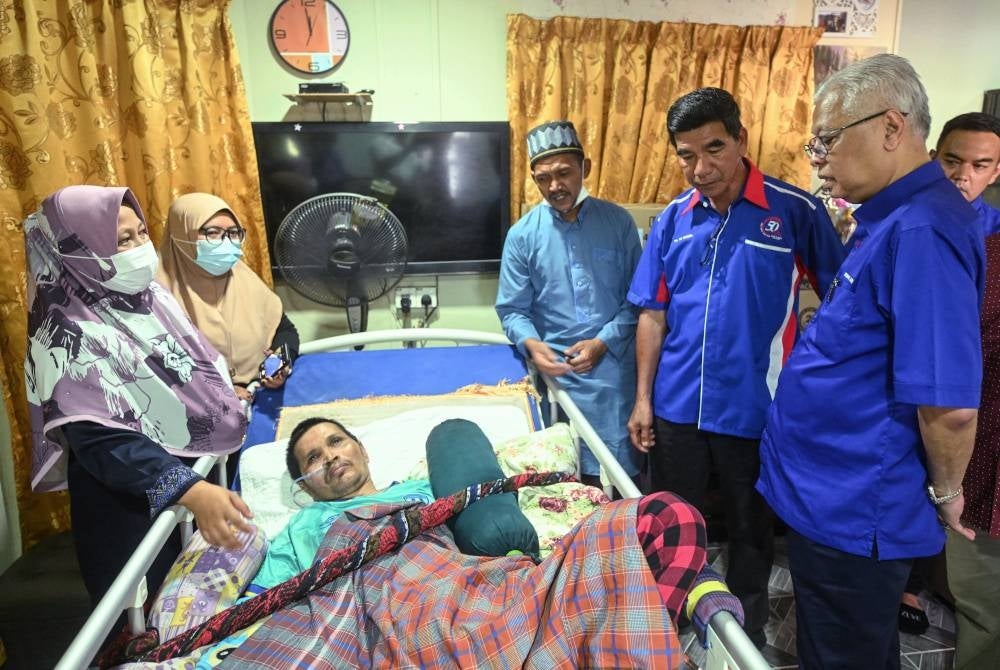 Ismail Sabri (kanan) meluangkan masa kira-kira 10 minit menziarahi Abas di Bandar Seri Bandi pada Jumaat. - Foto Bernama