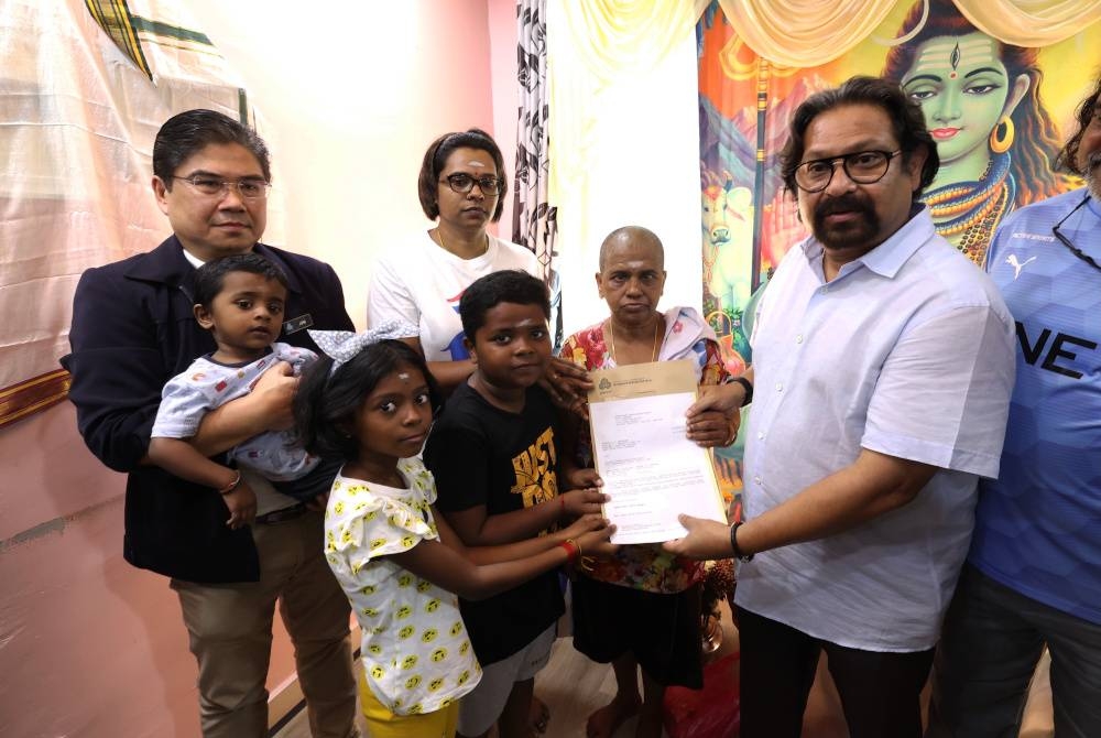 Subahan (kanan) menyampaikan Faedah Orang Tanggungan dan Faedah Pengurusan Mayat kepada Komathy. - Foto Bernama