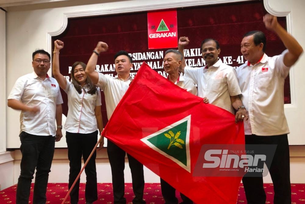 Kah Keong (tiga dari kiri) melaungkan kata-kata semangat ketika Persidangan Pewakilan Parti Gerakan Negeri Kelantan di Kota Bharu pada Jumaat.