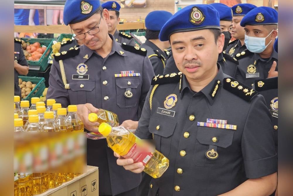 Zuhairy ketika membuat pemeriksaan harga barang di pasar raya Lotus, Petaling Jaya pada Junaat.