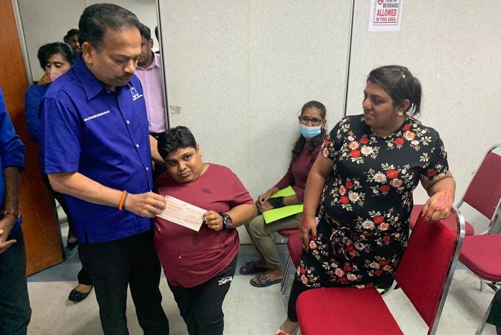 Vigneswaran menyampaikan bantuan perubatan berjumlah RM15,000 kepada K Chitra bagi tujuan pembedahan akibat ketumbuhan dalam perut.