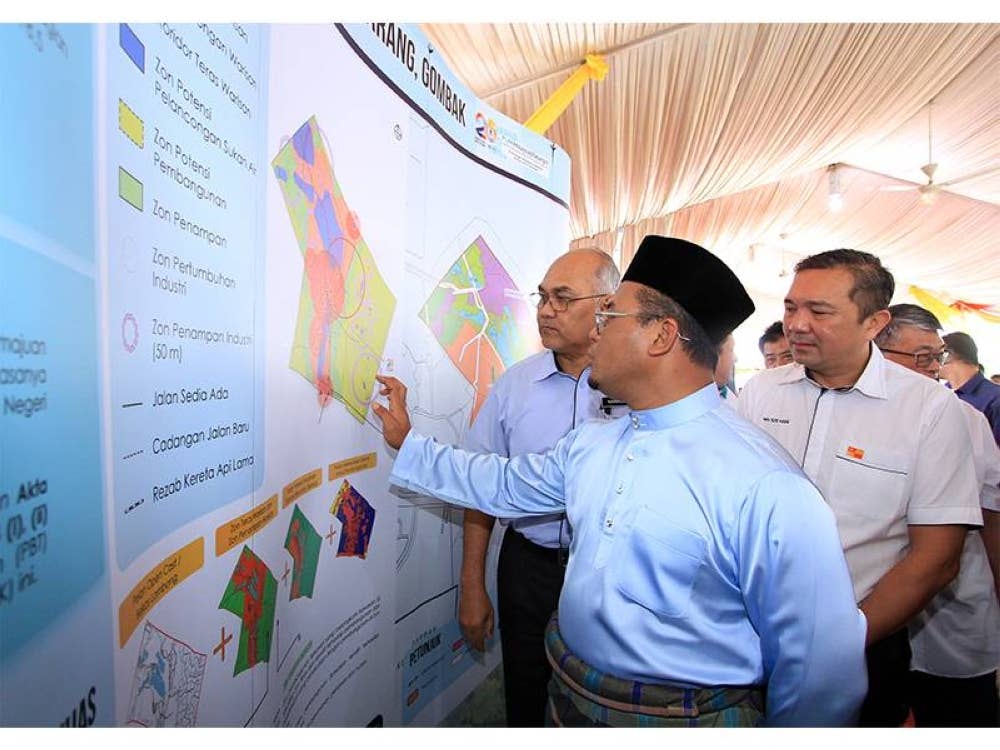 Amirudin melawat tapak pameran pada majlis Perasmian Program Publisiti Dan Penyertaan Awam yang diadakan di Galeri Batu Arang.