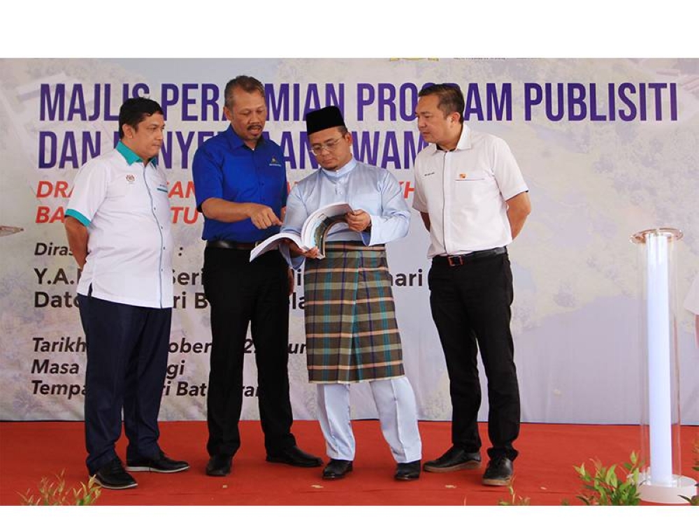 Amirudin bersama Mohd Yazid dan Sze Han melihat buku Laporan Draf pada Majlis Perasmian Program Publisiti Dan Penyertaan Awam di Galeri Batu Arang.