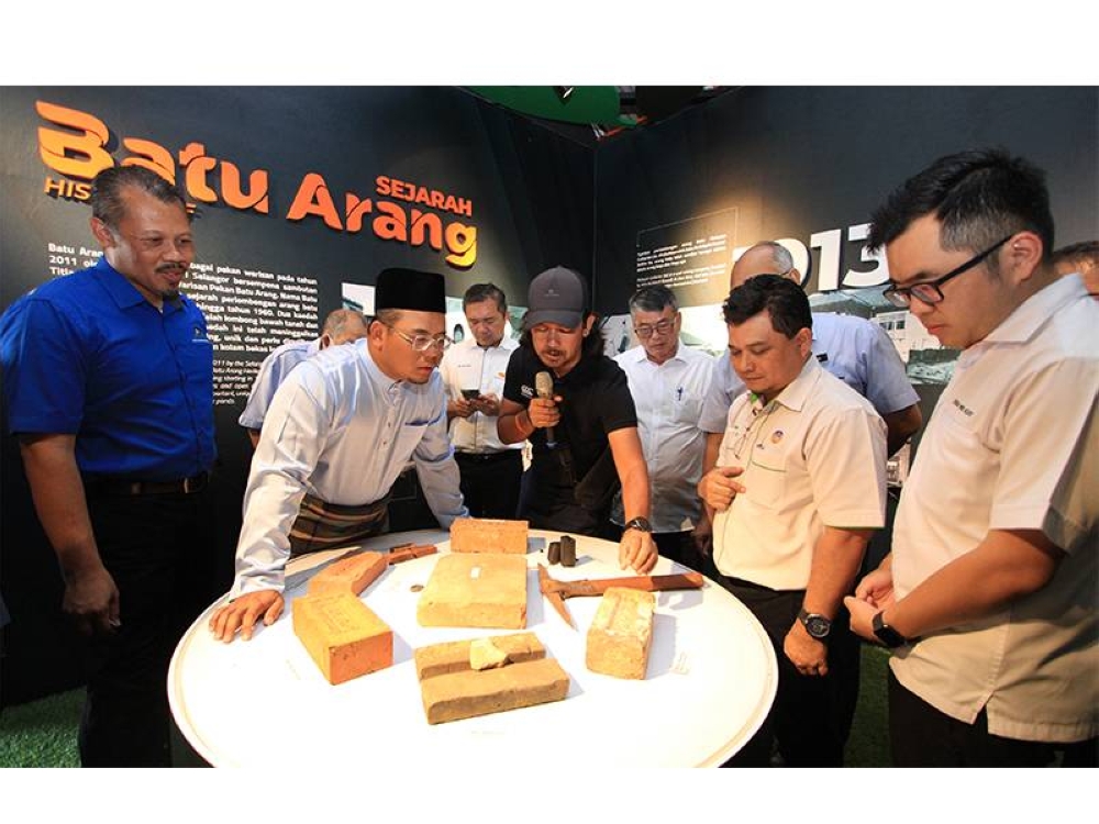 Amirudin melawat tapak pameran pada majlis Perasmian Program Publisiti Dan Penyertaan Awam yang diadakan di Galeri Batu Arang.