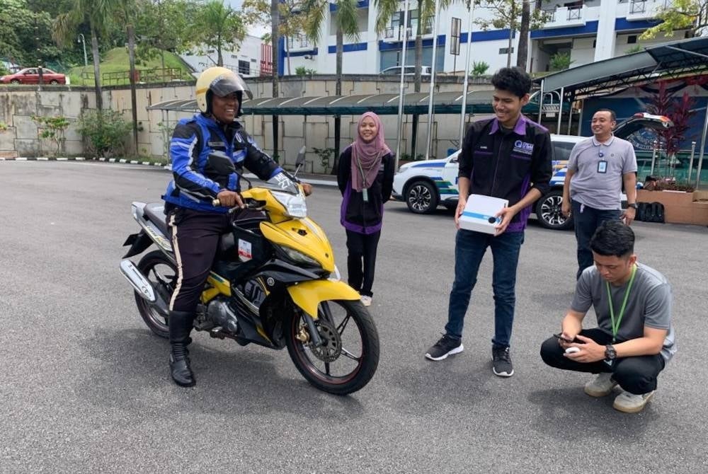 Sekumpulan pelajar UTeM membuat pengujian terhadap produk inovasi yang dibangunkan mereka.