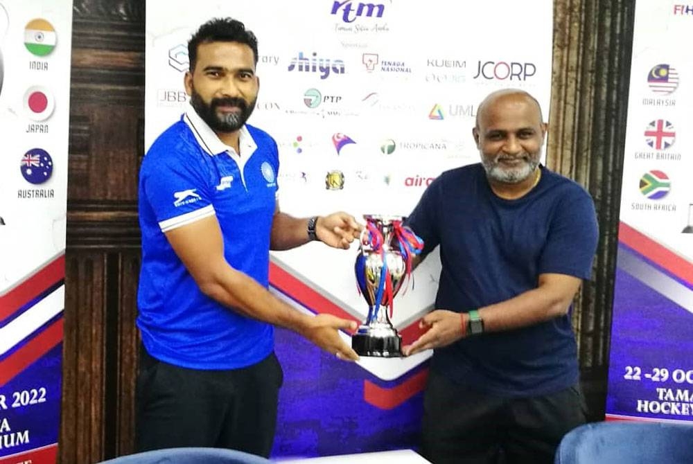 Vikneswaran (kanan) bersama pengurus skuad India, Mohd Intekhab Alam.