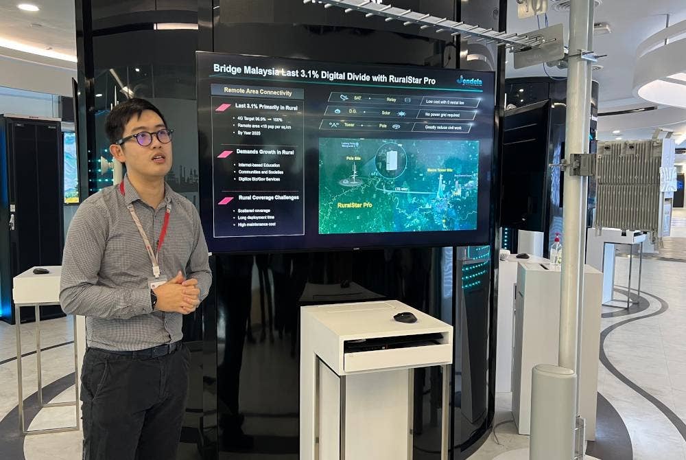 Charles menunjukkan model RuralStar Huawei menghubungkan kawasan terpencil dengan komuniti sukar dijangkau.