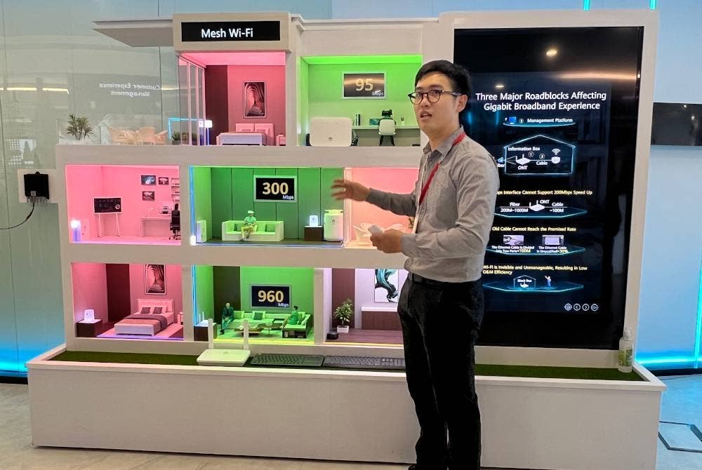 Charles menunjukkan model Mesh Wifi dari Huawei.
