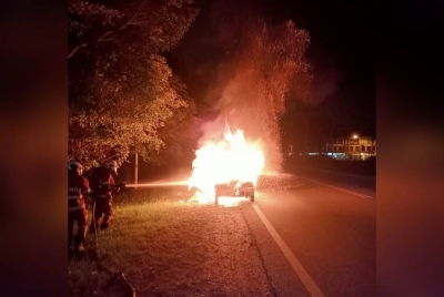 Sebuah kereta jenis Perodua Kancil terbakar di tepi Jalan Shapadu Kampung Sungai Pinang awal pagi Jumaat.