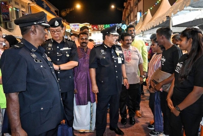 Zainol (tengah) ketika program Kempen Cegah Jenayah dan Walkabout sempena Deepavali di Jalan Bendahara pada malam Khamis.
