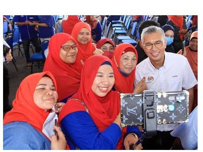 Tengku Zafrul bergambar dengan hadirin pada majlis Perasmian Karnival Usahawan dan Koperasi Keluarga Malaysia Negeri Selangor yang diadakan di Dataran Eco Grandeur, Puncak Alam.