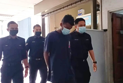 Tertuduh dibawa ke Mahkamah Majistret Ipoh bagi pertuduhan membunuh seorang wanita, awal Oktober lepas.