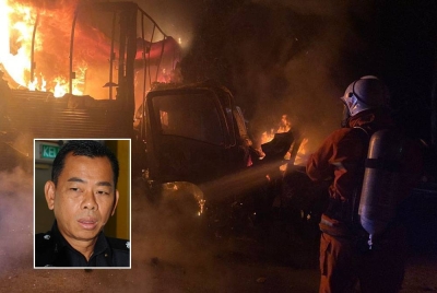 Polis masih meneruskan siasatan berhubung insiden kemalangan ngeri melibatkan lima kenderaan di KM45.7 Lebuhraya Utara-Selatan arah selatan di sini minggu lalu. - Foto Bomba Johor, gambar kecil: Beng Yeow