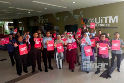 Nurhayati (depan, tiga dari kanan) bersama peserta Bengkel Penyelarasan Governan dan Fungsi Teras Unit Integriti Universiti Awam yang berlangsung di Institut Kepimpinan dan Pembangunan Universiti Teknologi Mara (UiTM) Bandar Enstek.