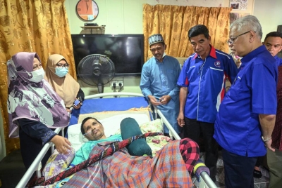 Ismail Sabri (kanan) meluangkan masa kira-kira 10 minit menziarahi Abas di Bandar Seri Bandi pada Jumaat. - Foto Bernama