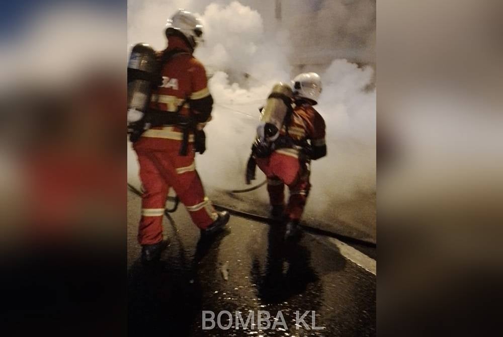 Anggota Bomba dan Penyelamat sedang memadamkan kebakaran membabitkan kemalangan dua kenderaan di Lebuhraya Mex di sini pada Sabtu.