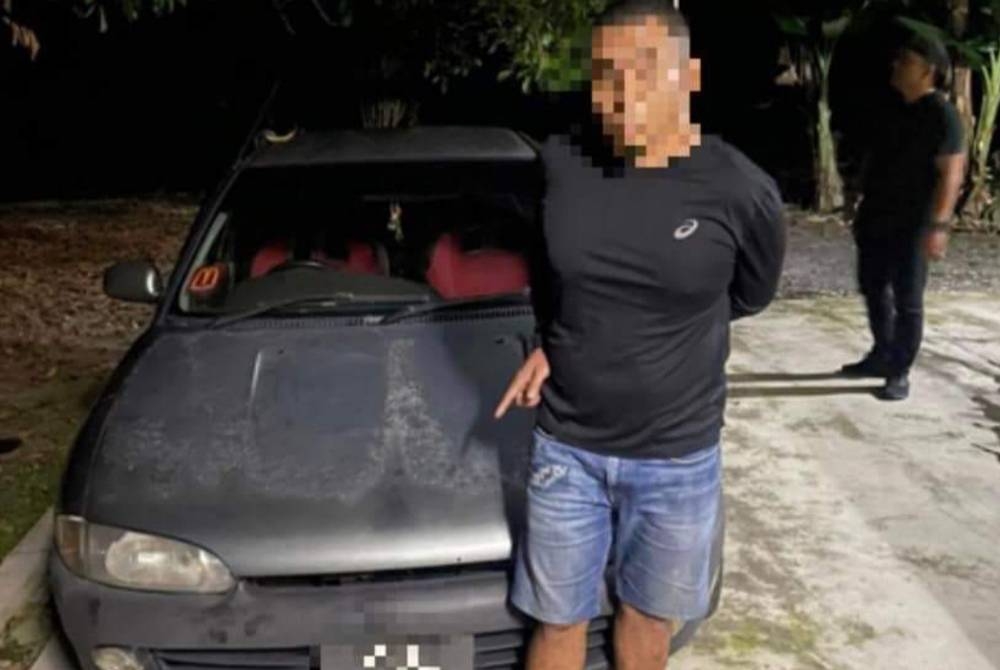 Salah seorang daripada tiga suspek yang ditahan menerusi serbuan di sekitar Kota Tinggi dan Pontian pada Jumaat. - Foto IPD Johor Bahru Selatan