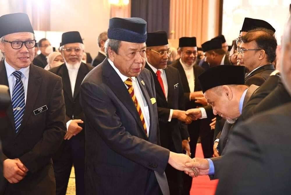 Sultan Sharafuddin mencemar duli sempena menyambut ulang tahun ke-30 IKIM. - Foto FB Selangor Royal Office