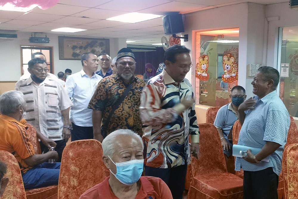 Hasni (tengah) beramah mesra dengan ahli koperasi selepas merasmikan Mesyuarat Agung Koperasi Nelayan Pontian pada Sabtu.