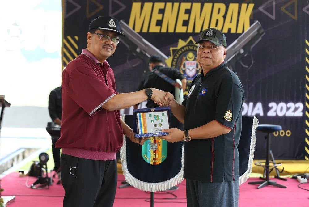 Kamaruddin menerima cenderamata daripada Zulkifli yang hadir menyaksikan pertandingan menembak anjuran SPRM di Lapang Sasar Briged Tengah PGA Cheras, Kuala Lumpur, pada Sabtu.