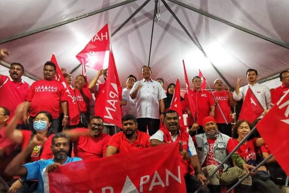 Khairuddin (tengah) bersama jawatankuasa parti pada Jelajah Harapan Selangor dan Pelancaran Jentera PH Parlimen Selayang di Taman Bersatu pada Jumaat.
