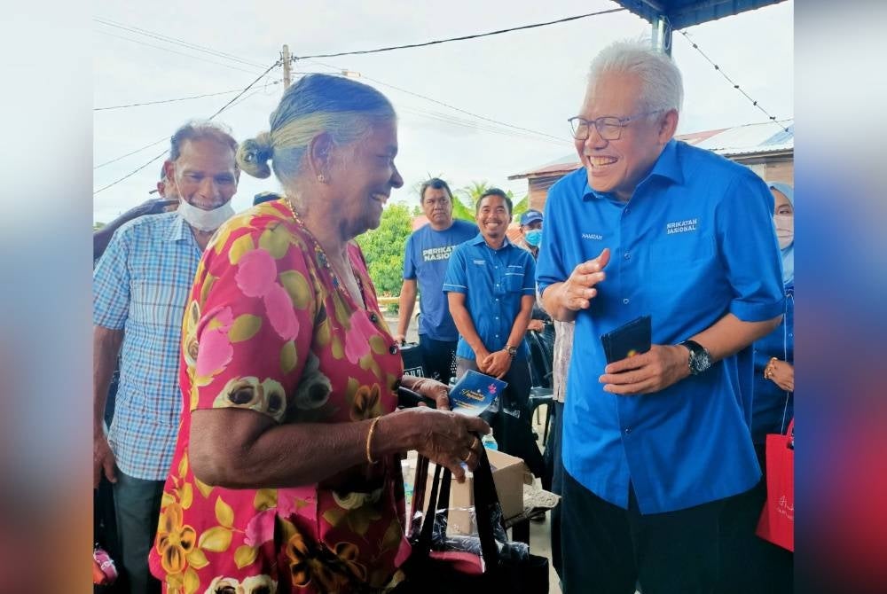 Hamzah menyantuni komuniti India di Kampung Ulu Sepetang, Batu Kurau sempena penyampaian sumbangan Deepavali.