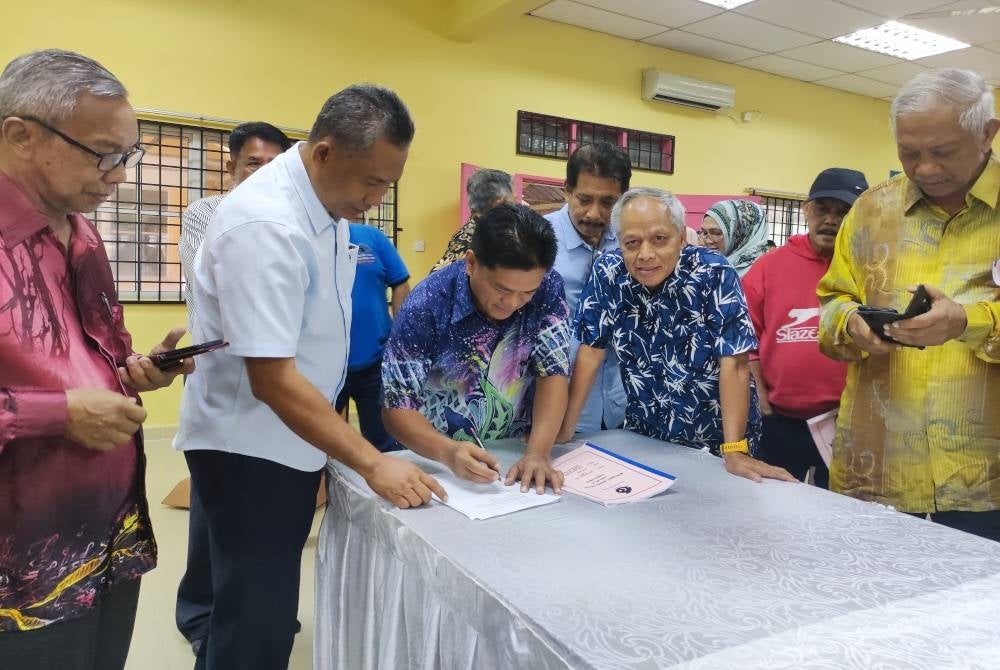 Muhammad Nasir (empat, kiri) bersama Nawi (tengah) selepas perasmian Mesyuarat Agung Tahunan BesutMaju Kali ke-6/2022 di Pusat Aktiviti Warga Emas, di sini pada Sabtu.