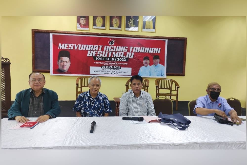 Mohd Nawawi (dua, kanan) bersama Muhammad Nasir (tiga, kanan) dan Mohamad Fasri (kiri) sebelum Mesyuarat Agung Tahunan BesutMaju Kali ke-6/2022 dimulakan di Pusat Aktiviti Warga Emas, di sini pada Sabtu.