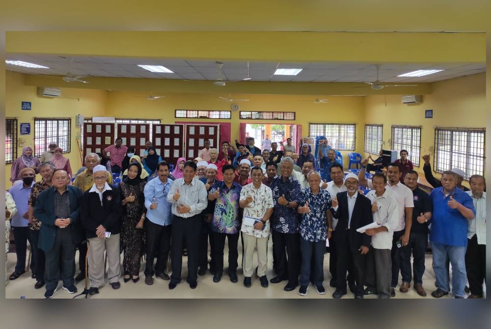 Mohd Nawawi dan Nawi (tengah) bergambar kenangan bersama kepimpinan serta ahli BesutMaju pada Mesyuarat Agung Tahunan BesutMaju Kali ke-6/2022 di Pusat Aktiviti Warga Emas, di sini pada Sabtu.