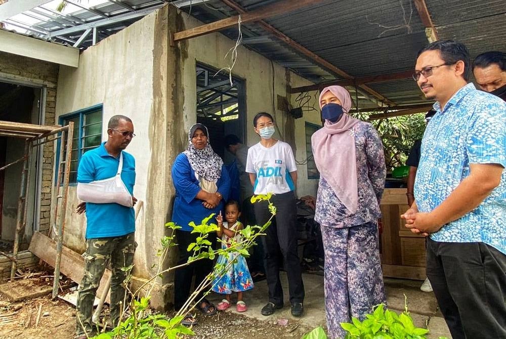 Nurul Izzah (dua dari kanan) ketika menziarahi penduduk di Kampung Kota Kayang pada Sabtu.