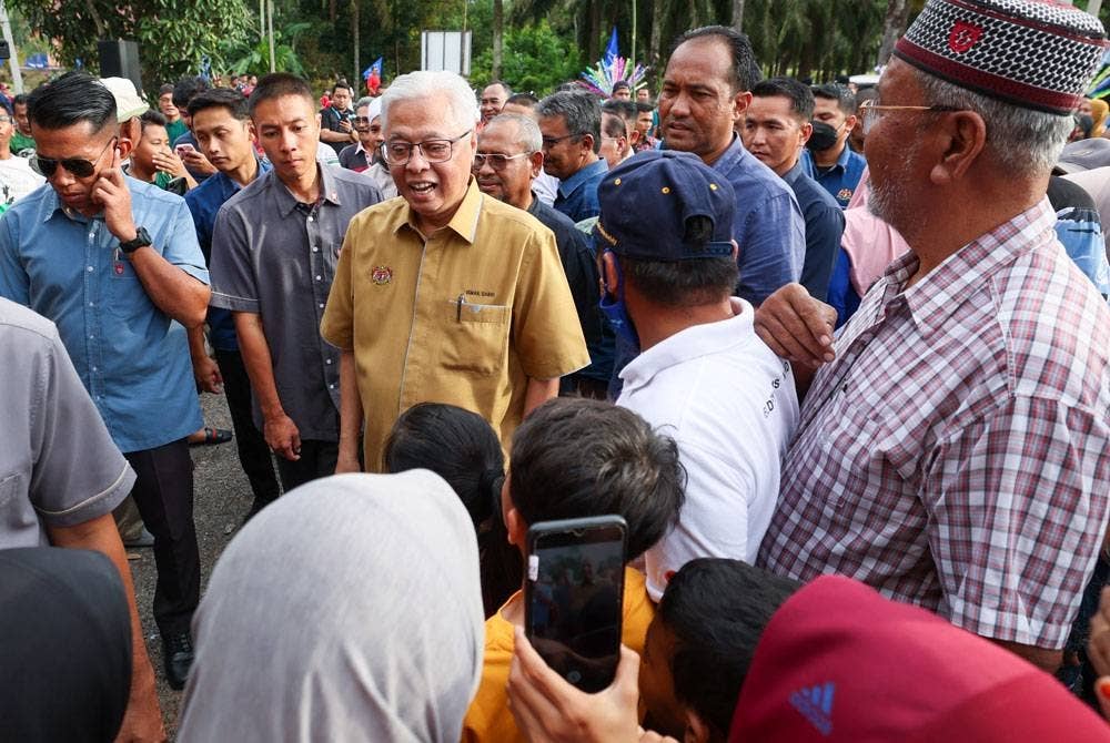 Ismail Sabri beramah mesra dengan orang ramai yang hadir pada program 'Moh Ngeteh' bersama Komuniti Gugusan Tembangau di FGV Ladang Tembangau 3. -Foto Bernama