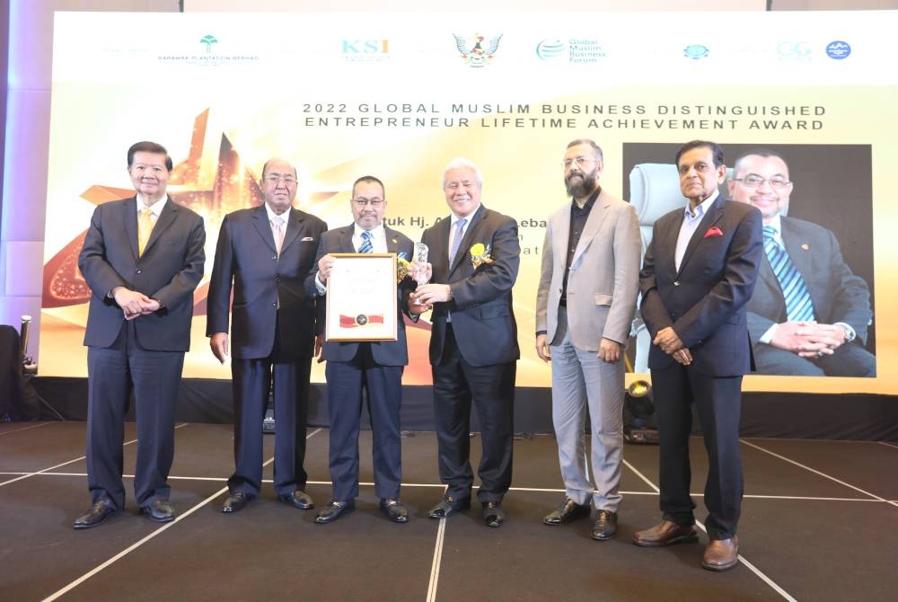 Abd Rani (tiga dari kiri) menerima Anugerah Pencapaian Sepanjang Hayat Usahawan Terbilang daripada Awang Tengah (empat dari kiri) pada Forum Perniagaan Muslim Global 2022 (GMBF 2022) yang diadakan baru-baru ini.