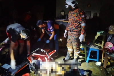 Mangsa ditemui meninggal dunia dengan beberapa kesan lecur di badan di ruang tamu rumah.