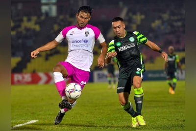 Pemain JDT, Shahrul Saad (kiri) cuba mengawal bola dari dirampas pemain Melaka United, Norshahrul Idlan Talaha semasa aksi Liga Super di Stadium Hang Jebat pada Sabtu. - Foto Bernama
