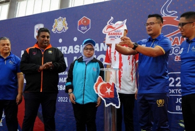 Mohd Hairi melakukan simbolik perasmian Sukan Bangsa Johor di Veldrome Johor, Iskandar Puteri pada Sabtu.