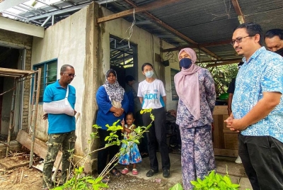 Nurul Izzah (dua dari kanan) ketika menziarahi penduduk di Kampung Kota Kayang pada Sabtu.