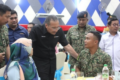 Hishammuddin (tengah) ketika hadir pada Majlis Ramah Mesra Bersama Warga Kem Lok Kawi pada Sabtu.
