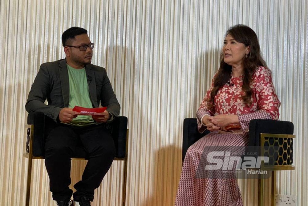 Sam Ghani bertanyakan soalan kepada Pengerusi Agensi Berita Bernama, Ras Adiba Radzi ketika sesi penggambaran awal di Kumpulan Karangkraf, baru-baru ini.