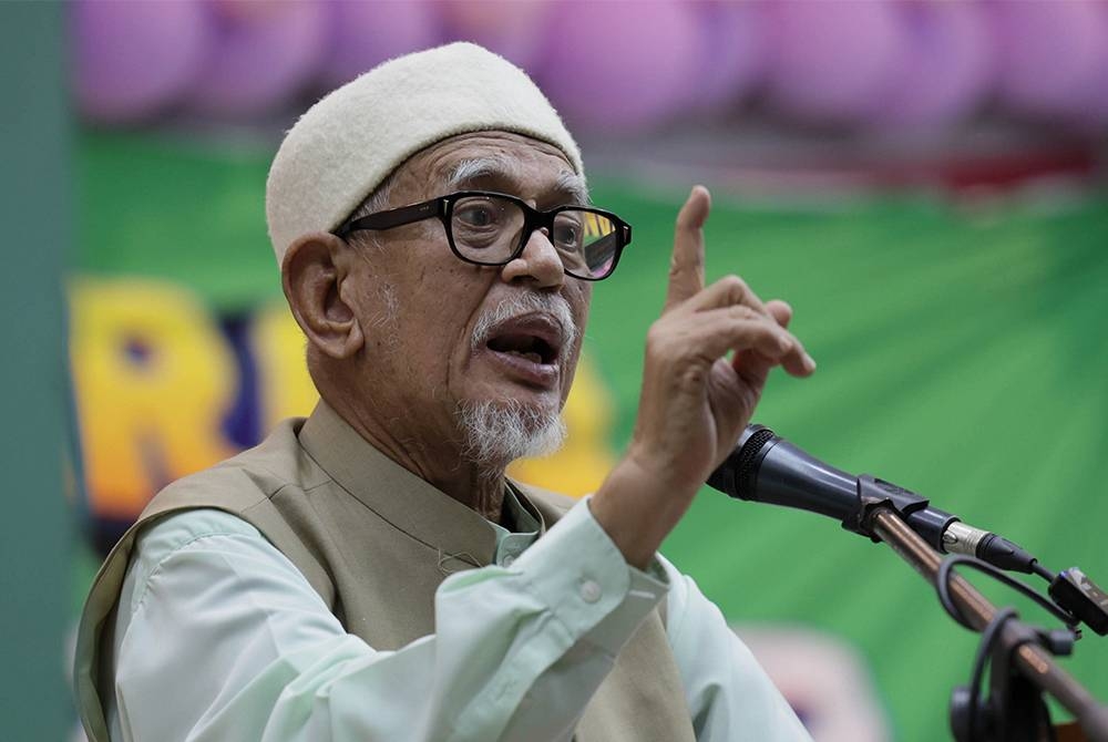 Abdul Hadi yang juga Penyandang Ahli Parlimen Marang berucap pada Pelancaran Markas Besar Parlimen Marang di Rusila malam tadi. Foto Bernama