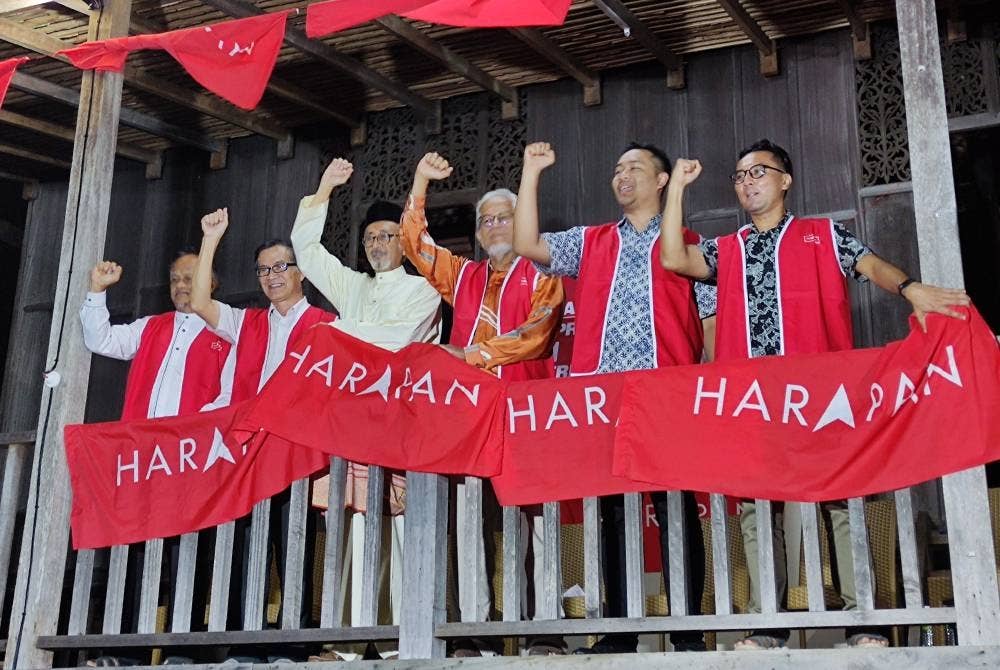 Raja Kamarul Bahrin (tiga dari kiri) bersama rakan pakatan lain pada majlis Pelancaran Jentera PRU15 PH Kuala Terengganu di aini pada malam Sabtu.