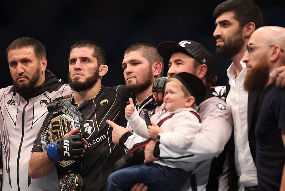 Islam meraikan kejuaraan bersama pasukannya. - Foto Agensi